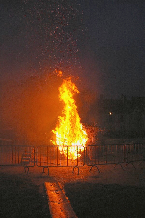 Sapins Galette et cidre: feu de joie sapins 042